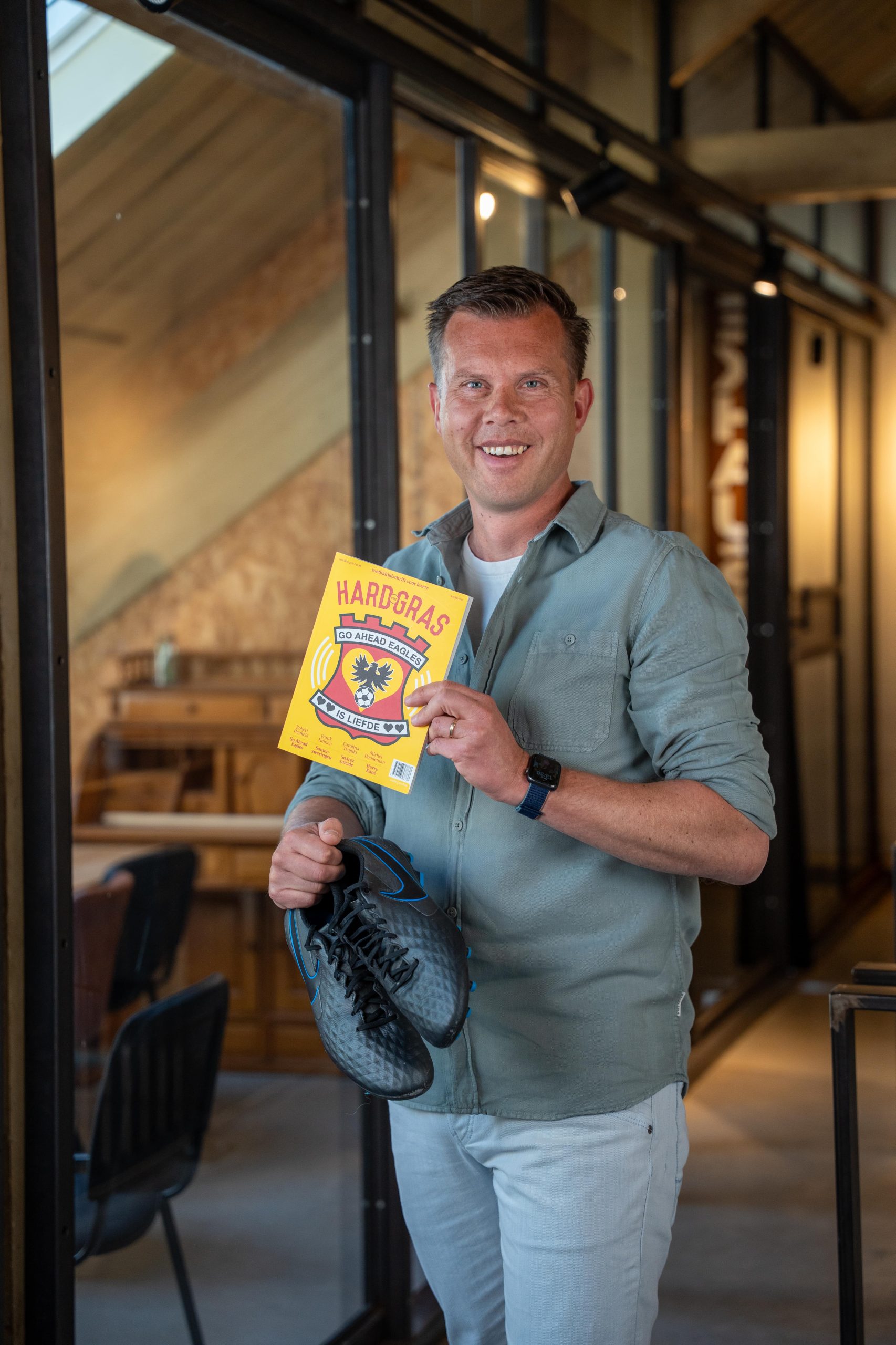 Thomas met voetbalschoenen en Go Ahead Eagles