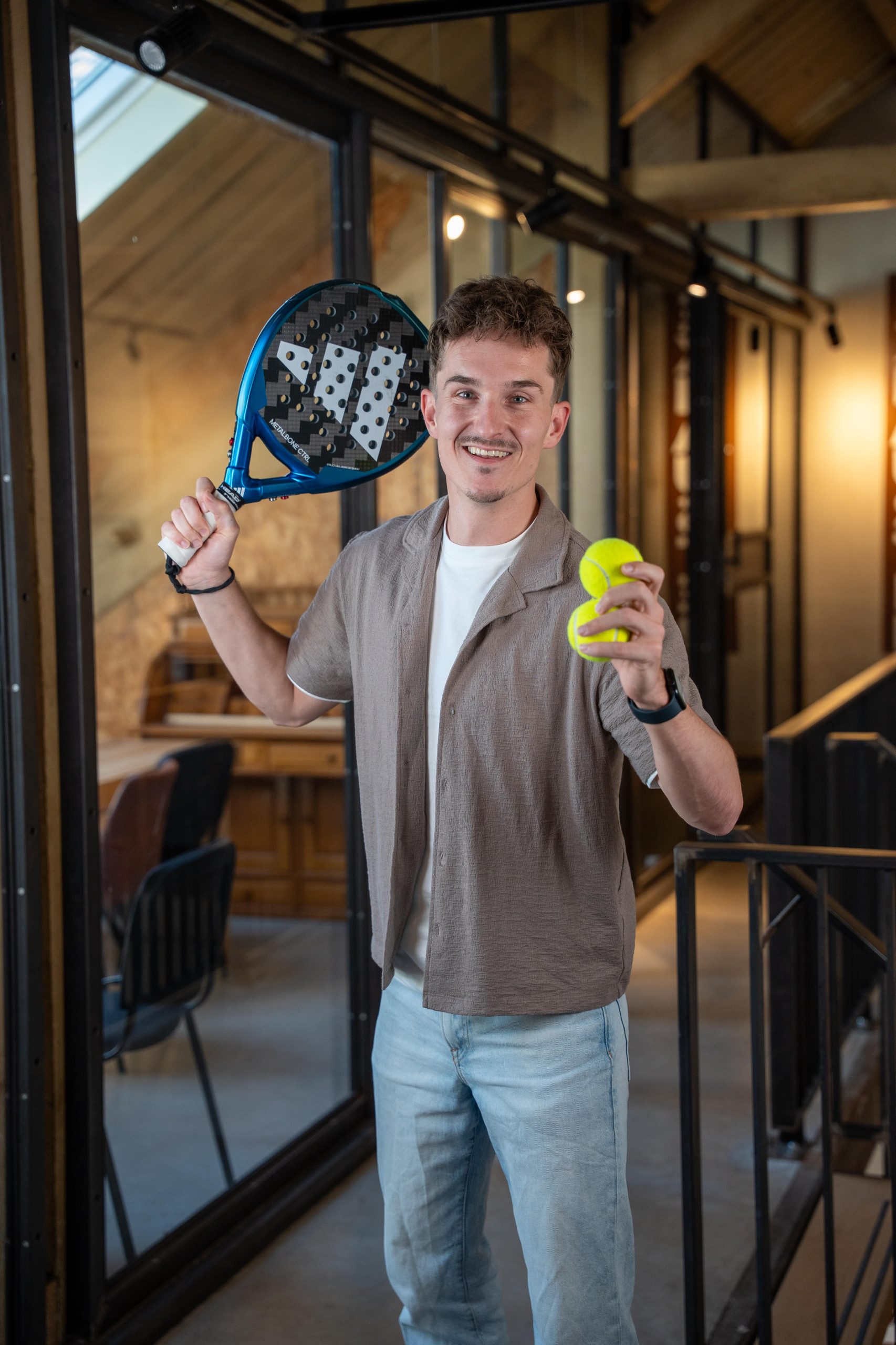 Jordi met padelracket en ballen
