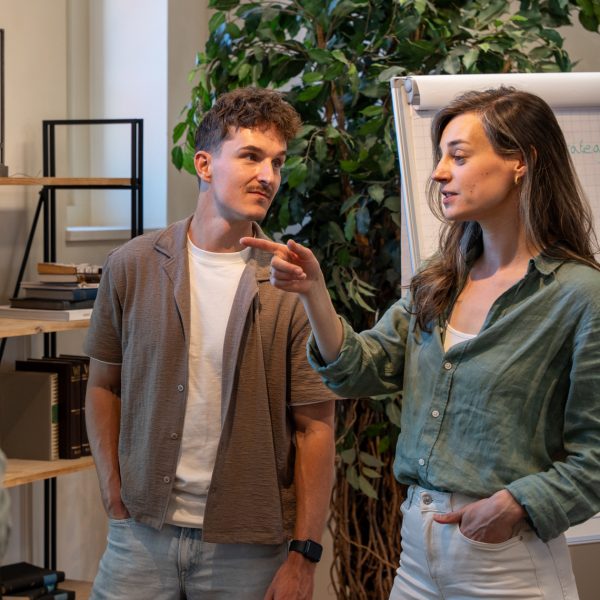 Iris en Jordi in overleg, iris wijst