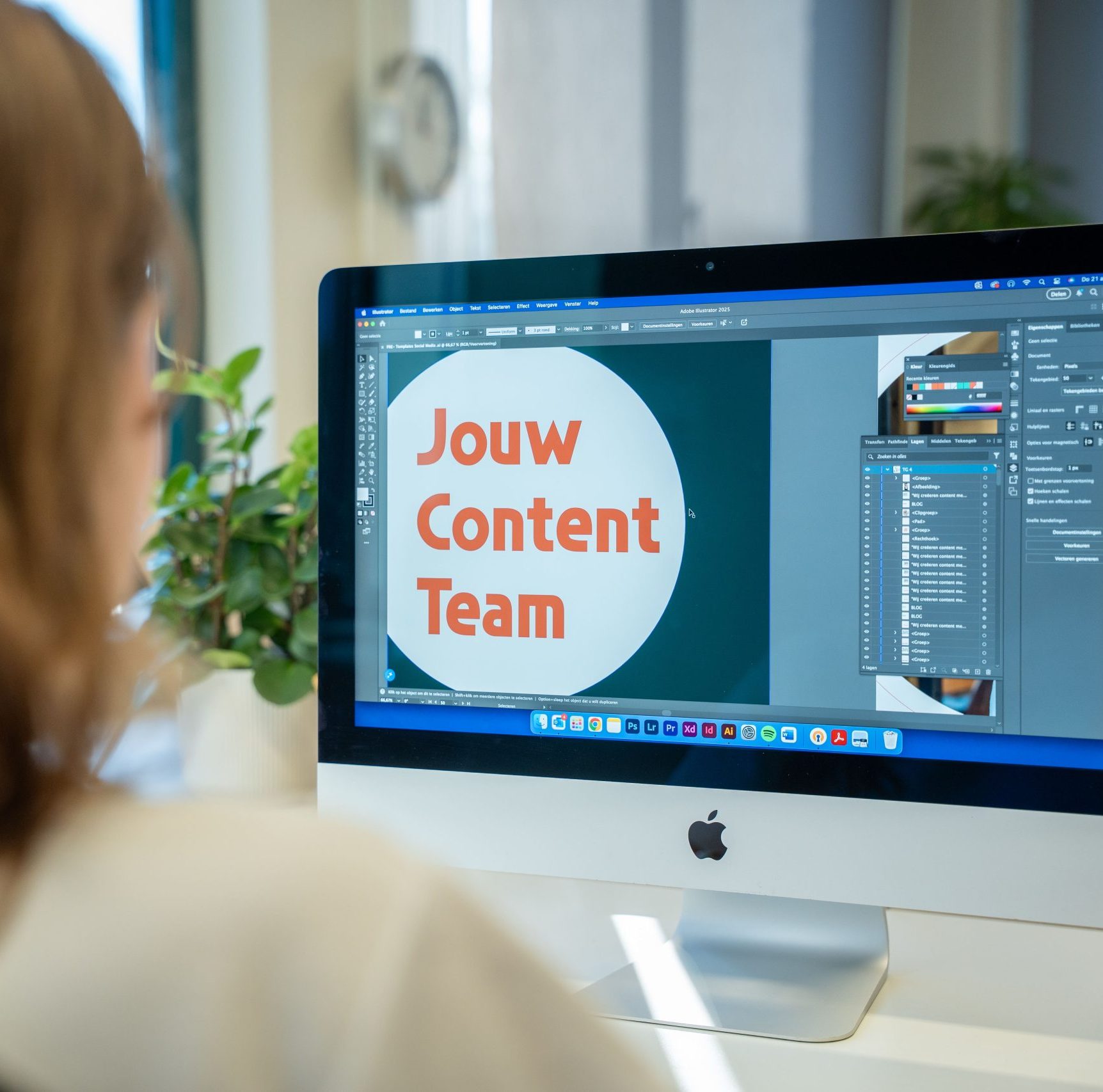 Ontwerp op iMac met de tekst: “Jouw Content Team.”