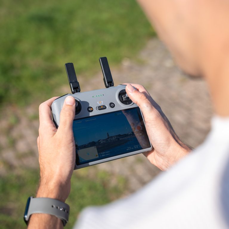 Controller van een DJI Drone in de handen van medewerker Jordi van Frescon