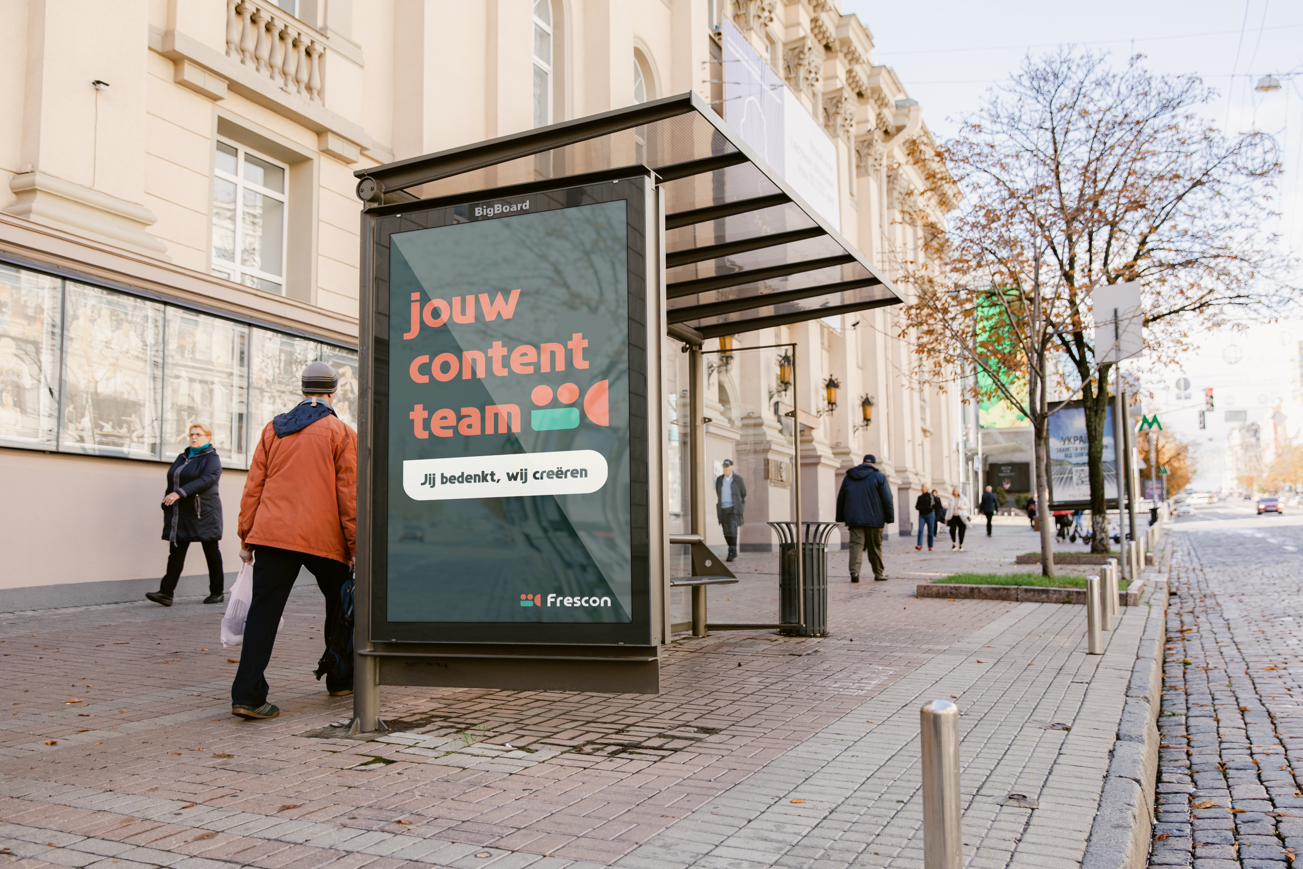 Bushokje met Frescon-poster: “jouw content team – Jij bedenkt, wij creëren.”