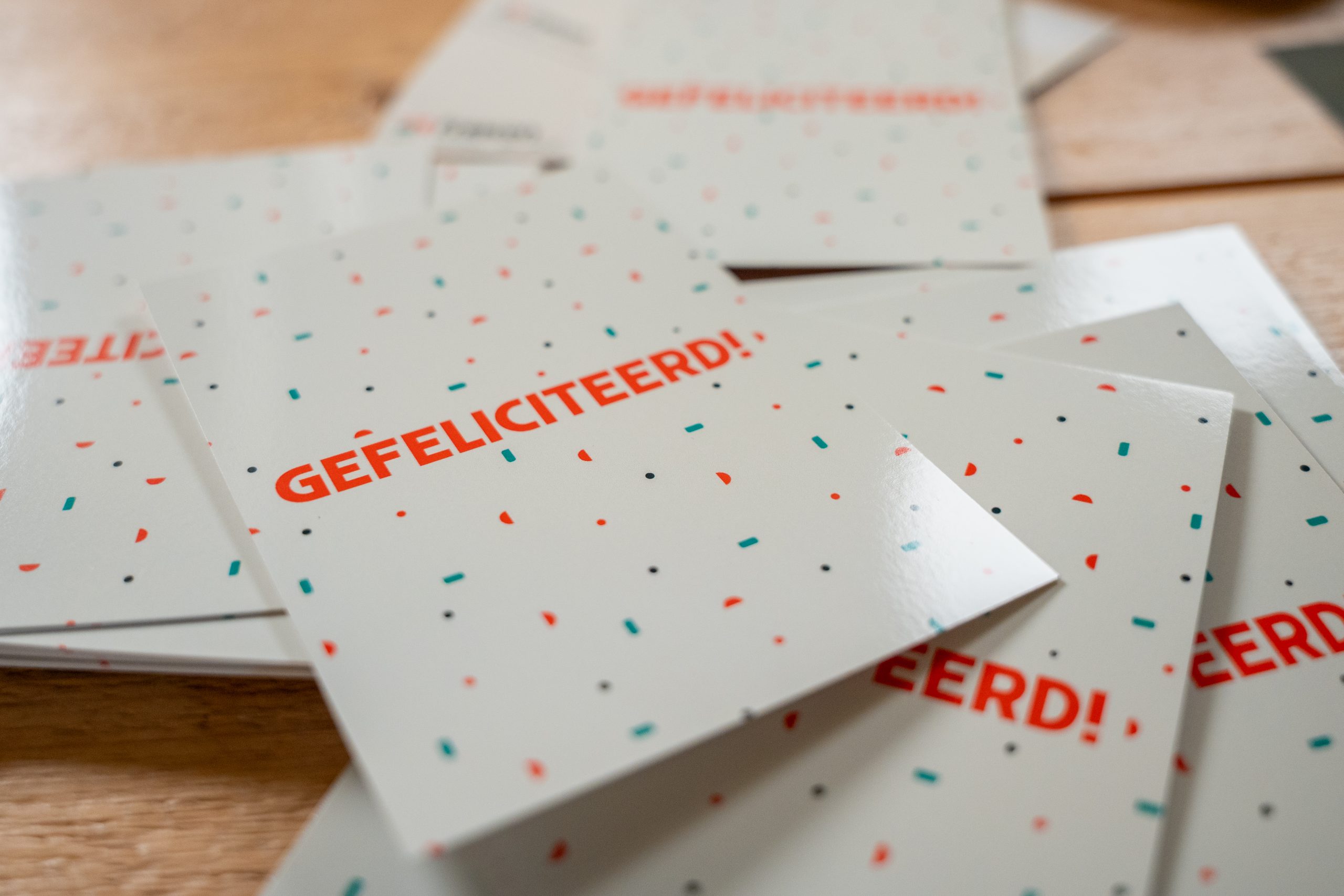 Drukwerk kaartjes met daarop 'Gefeliciteerd!'
