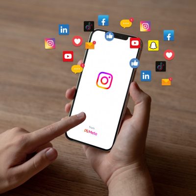 Telefoon met Instagram app aan het openen met iconen die uit de telefoon spatten