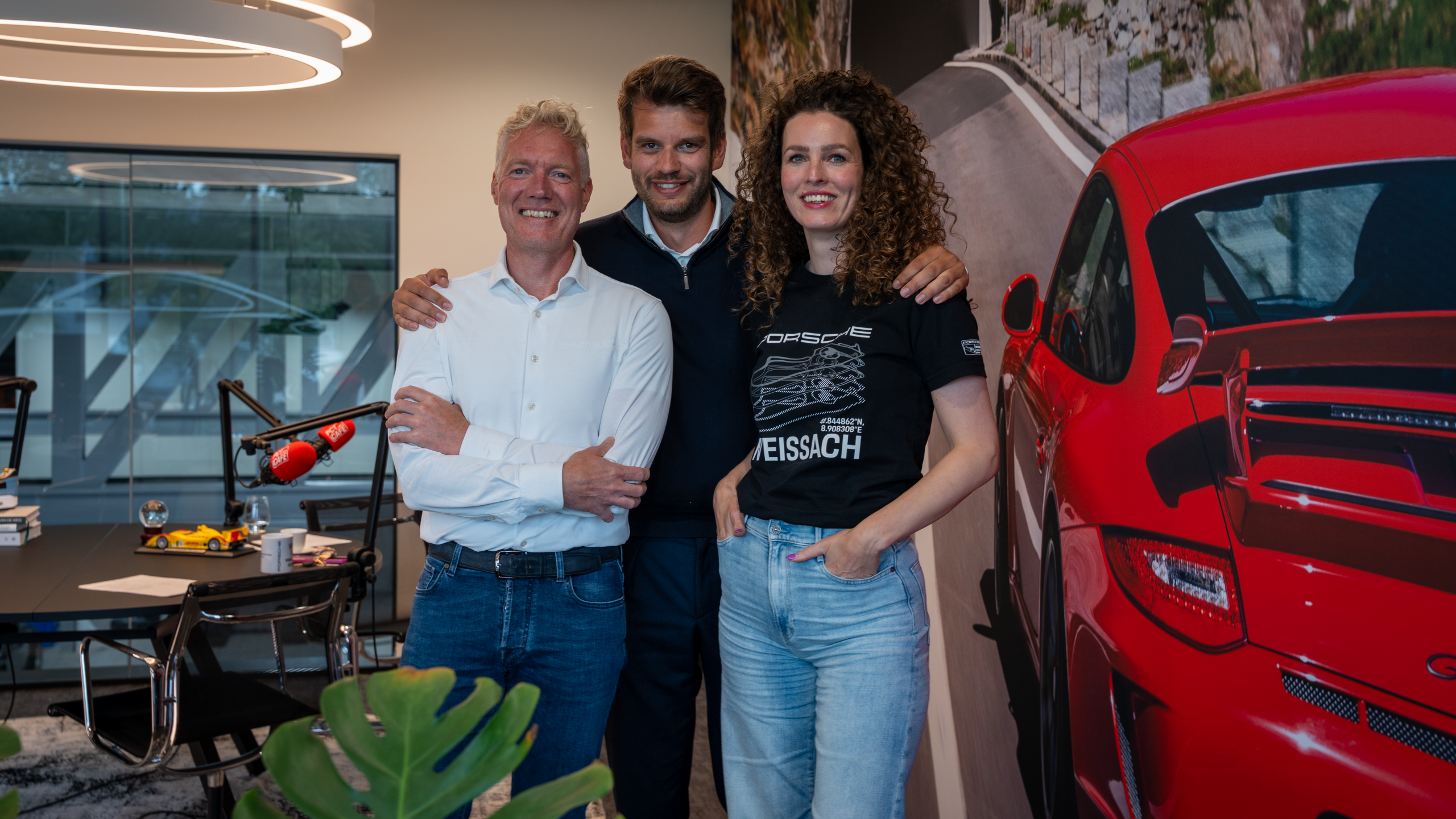 PCT Café crew staan gemoedelijk bij elkaar